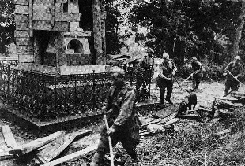 Russian soldiers with beagles searching for mine traps