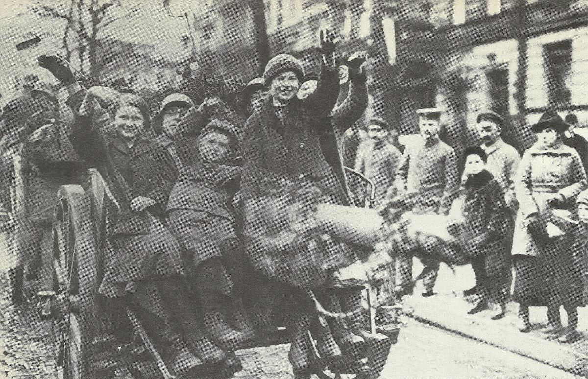 troops return to Berlin