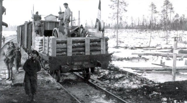 French light unarmored train with 75mm field gun in North Russia