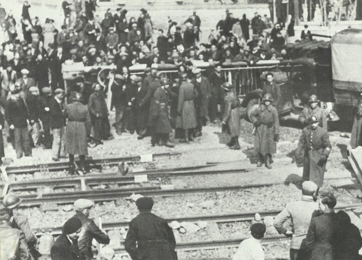 Vichy police vs strikers