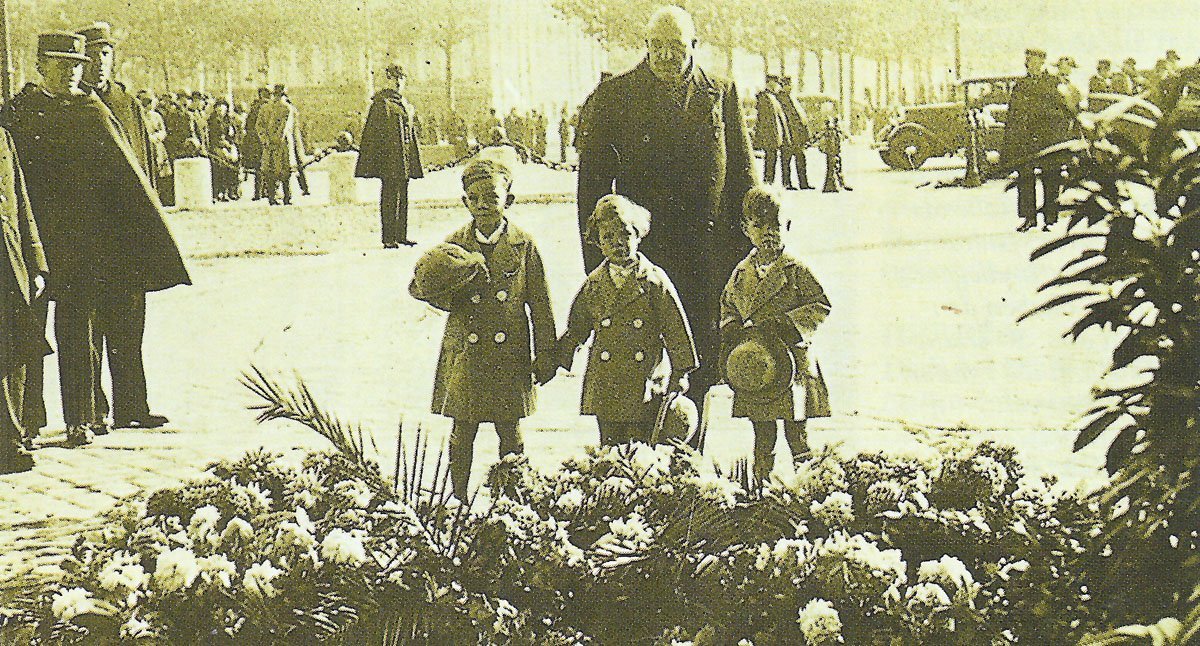 Paris at the tomb of the unknown soldier