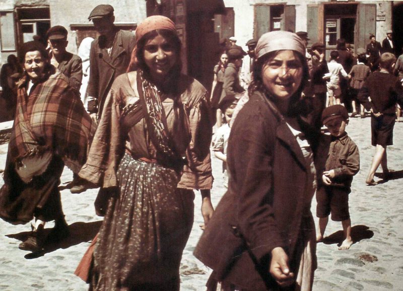  women from the ethnic group of the Sinti and Roma