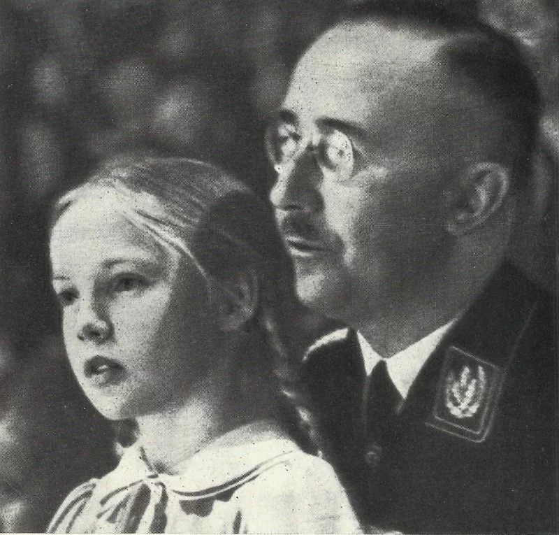 Holocaust 11 Heinrich Himmler with his daughter