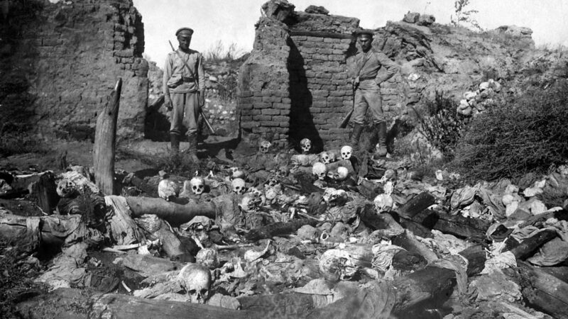 1915 in the remains of an Armenian settlement