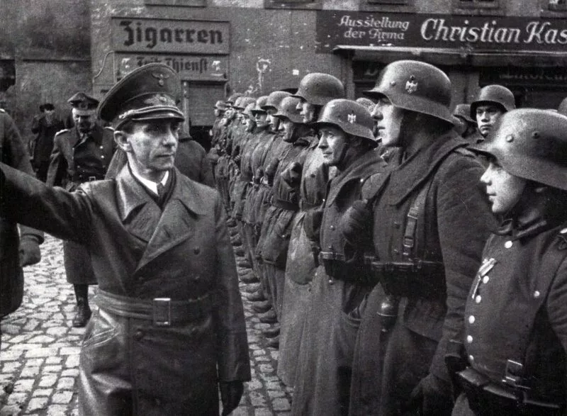 18-Prisoner of War 1 Goebbels visiting the Eastern front